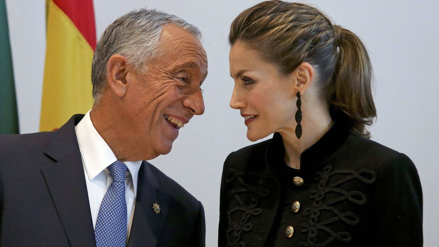 La reina Letizia, junto a Marcelo Rebelo de Sousa durante una visita a Portugal en 2016. (EFE)