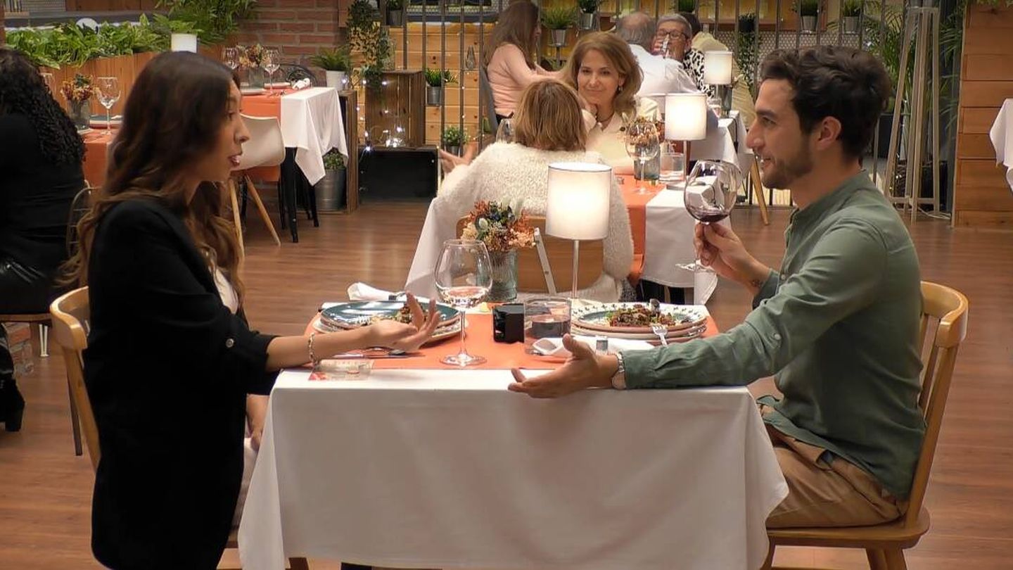 Estefanía y Pau cenan en el restaurante de 'First Dates'. (Mediaset)