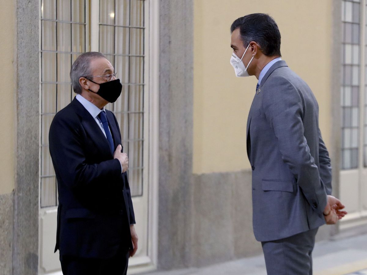 Foto: El presidente, Pedro Sánchez (d), conversa con el presidente de ACS, Florentino Pérez (i). (EFE/Ballesteros)