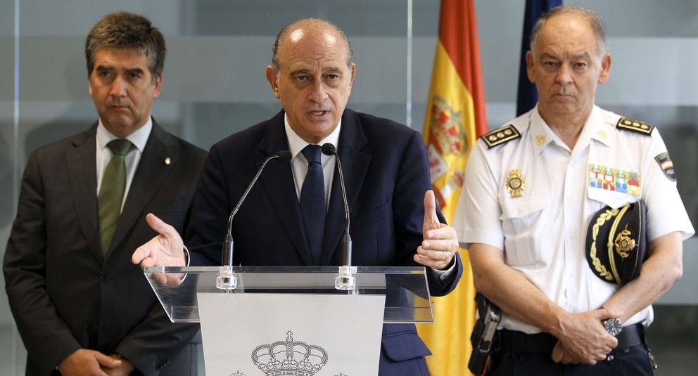 El ministro del Interior, Fernández Díaz (c), Cosidó (i), y el director adjunto operativo de la Policía, Eugenio Pino.