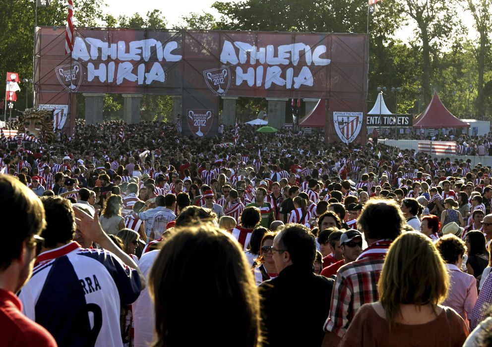 Foto: Aficionados del Athletic Club animan a su equipo en el Puente del Rey de Madrid, en una imagen de archivo (Efe).