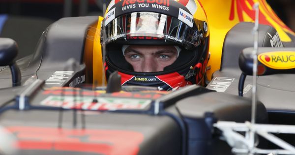 Foto: Verstappen, con gesto serio dentro del box de Red Bull. (EFE)