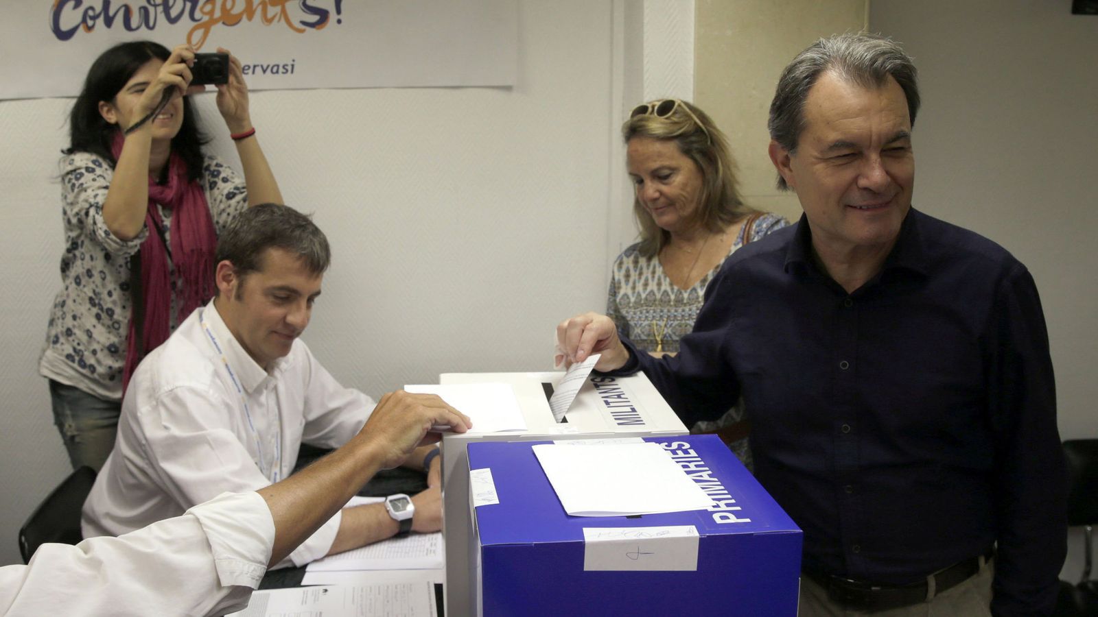 Foto: El presidente de CDC, Artur Mas, junto su esposa, Helena Rakòsnik, votando en las primarias de Convergència Democràtica de Catalunya. (EFE)