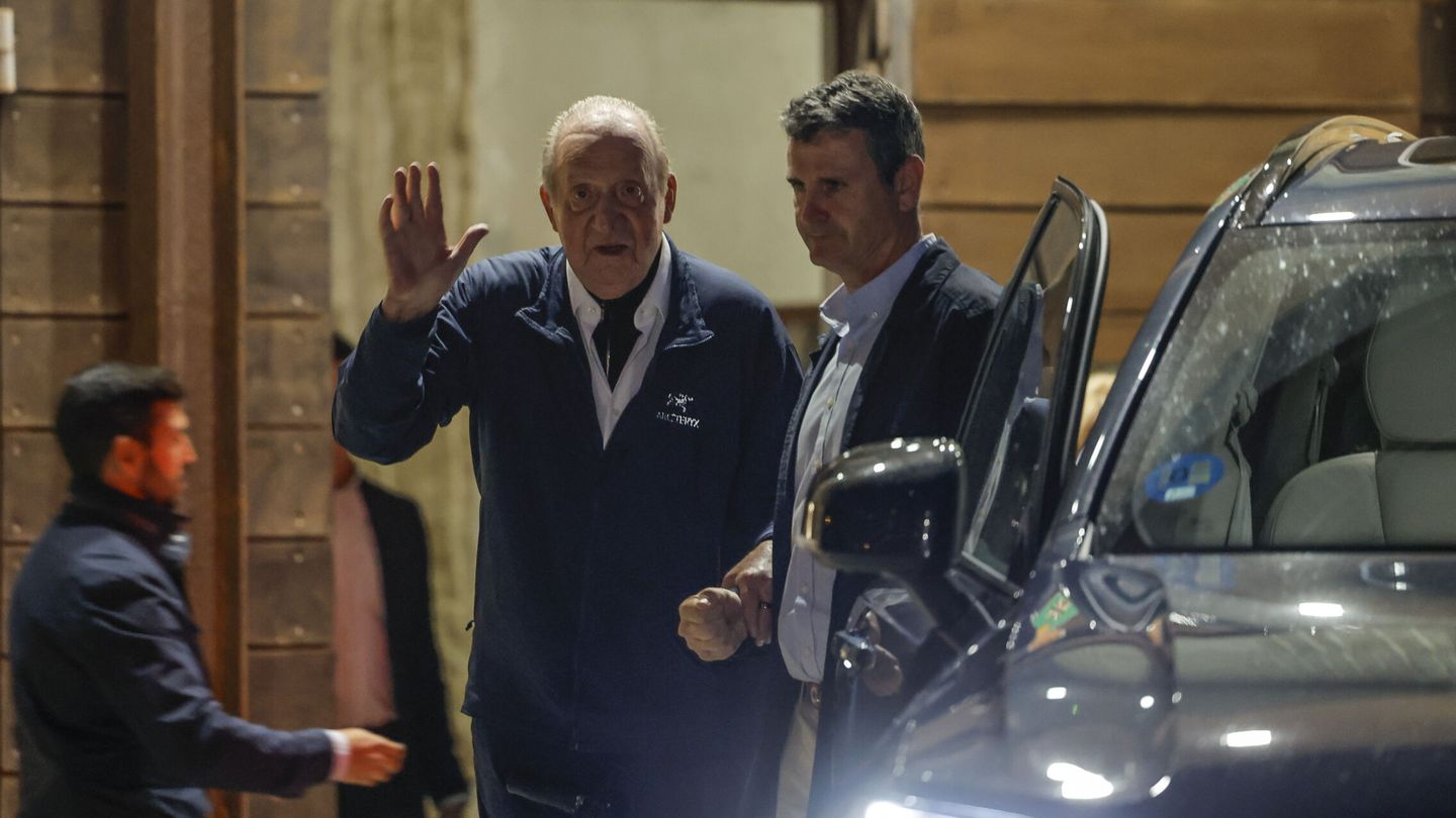 El rey Juan Carlos I, a la salida del Club Náutico. (EFE)