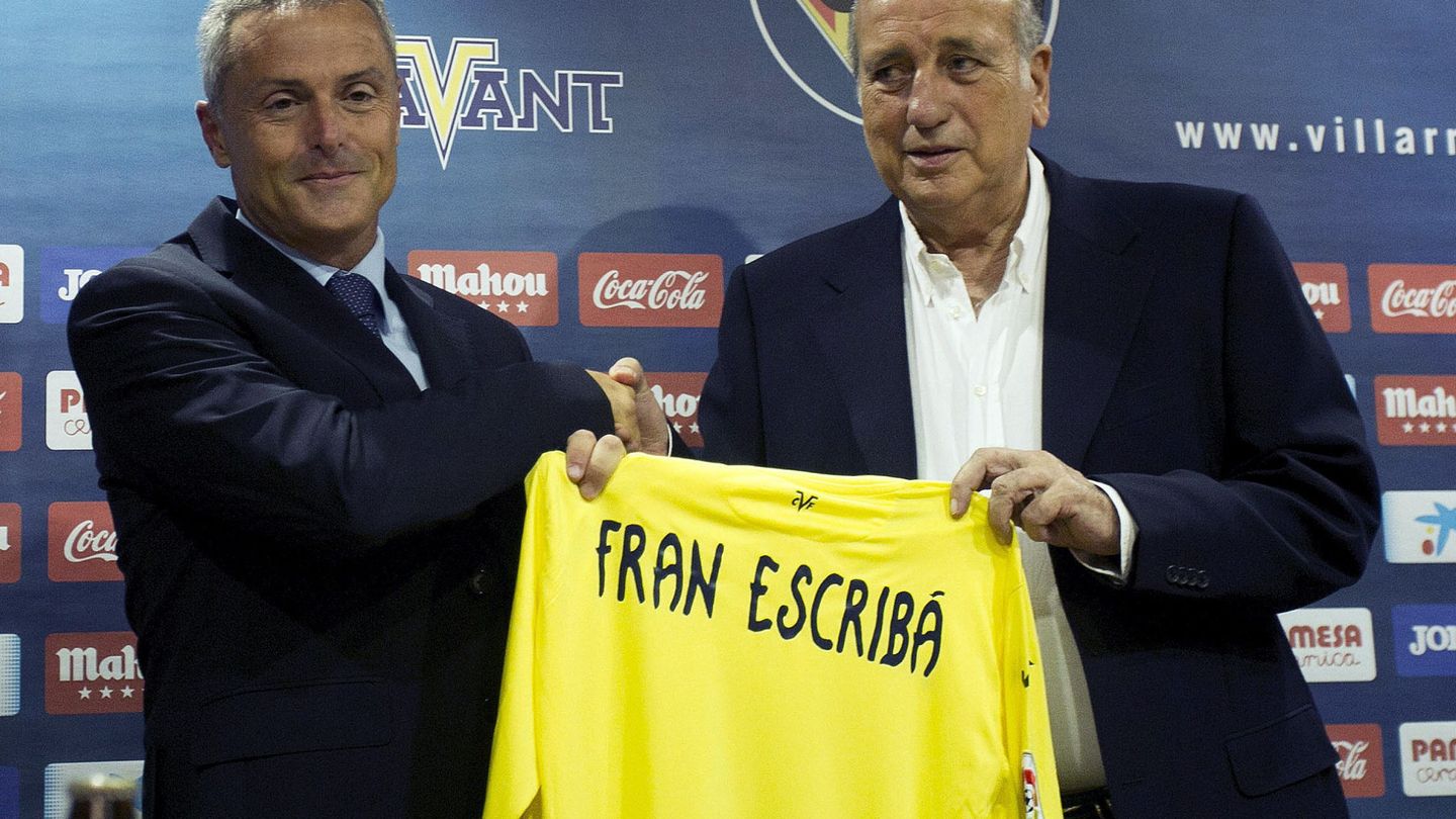 El nuevo técnico del Villareal, Fran Escribá (i), posa junto al presidente del club, Fernando Roig (d). (EFE)
