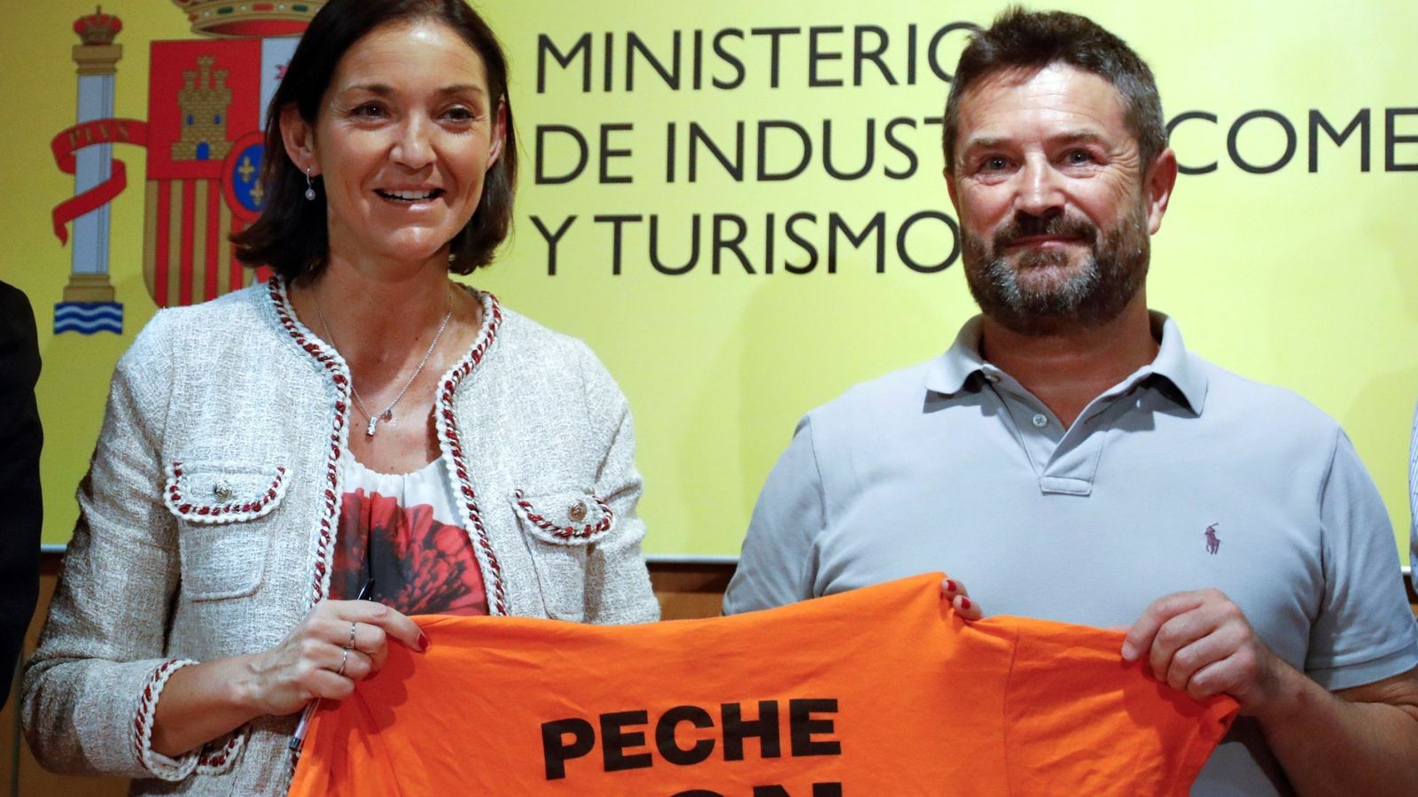 Foto: Juan Carlos López (d), del comité de empresa de Alcoa Coruña, y la ministra de Industria, María Reyes Maroto (i), durante la rueda de prensa tras la reunión en la sede del Ministerio de Industria en Madrid. (EFE)