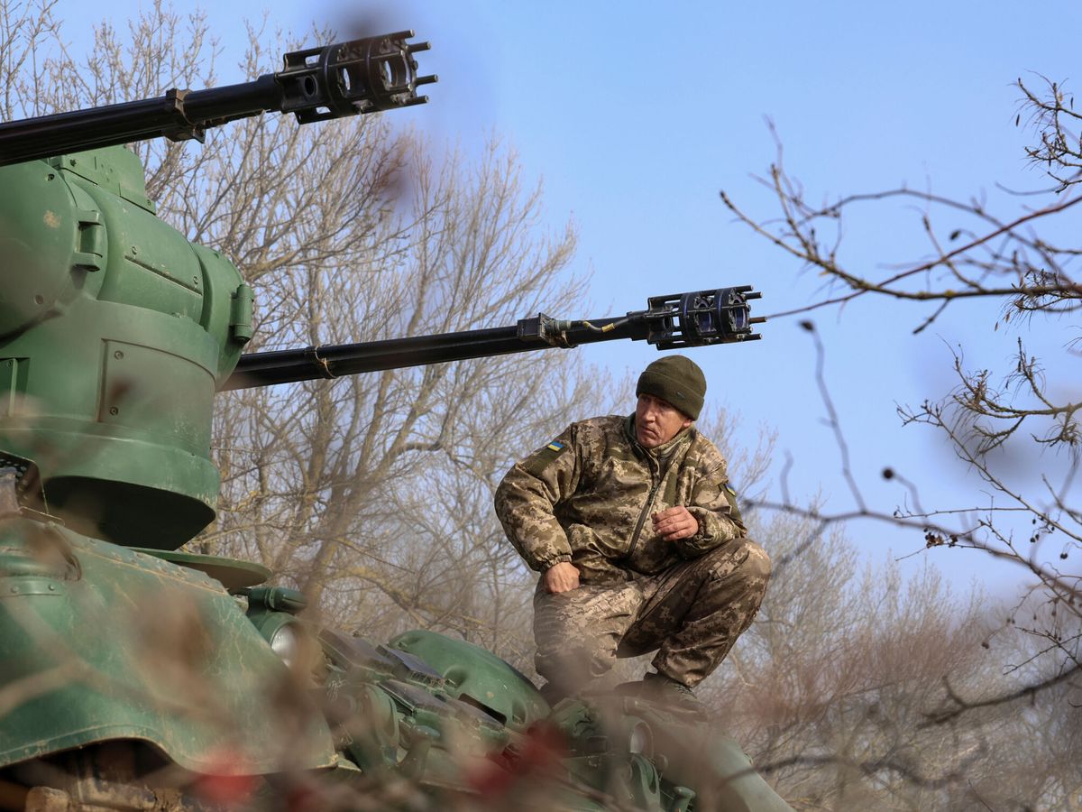 Foto: Un soldado ucraniano descansa en la región de Odesa. (Reuters/Stringer)