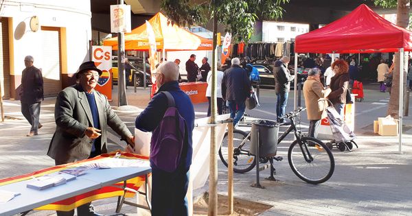 Foto: Puestos de los comunes, PSC y Ciudadanos buscando el voto en Sant Adrià el último día de campaña. (R. M.)