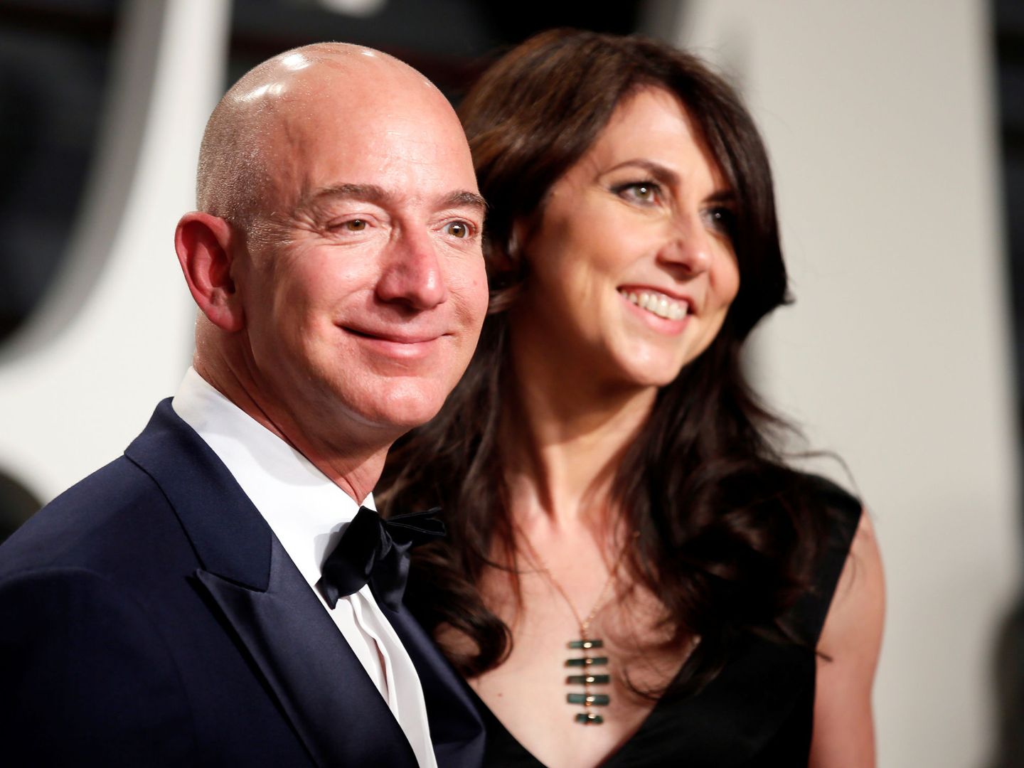 Jeff Bezos y MacKenzie Bezos. (Reuters)