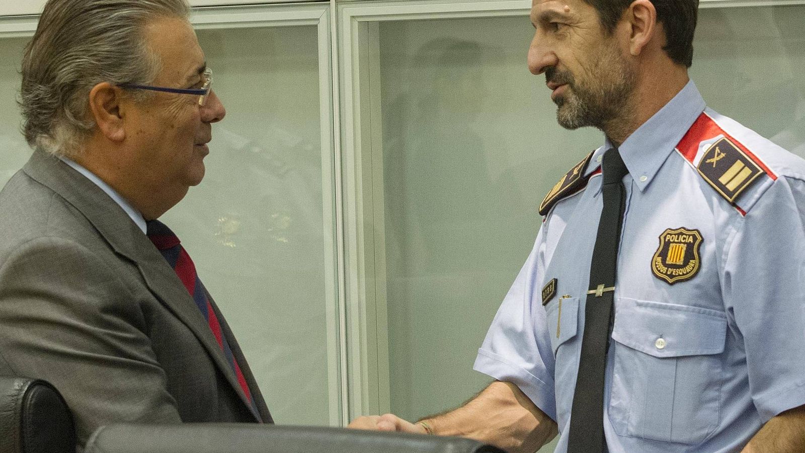 Foto: El ministro Zoido junto al recién nombrado 'major' de los Mossos, Ferrán López. (EFE)