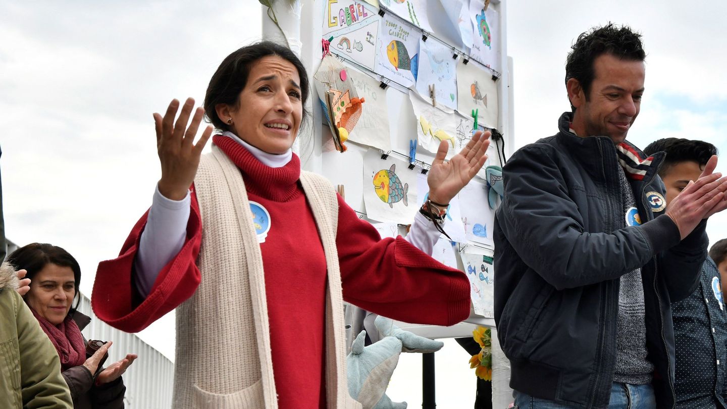 Ángel Cruz (d) y Patricia Ramírez (i) durante la inauguración del espacio de la 'Ballena' de la capital almeriense, dedicado a su hijo, Gabriel Cruz. (EFE)