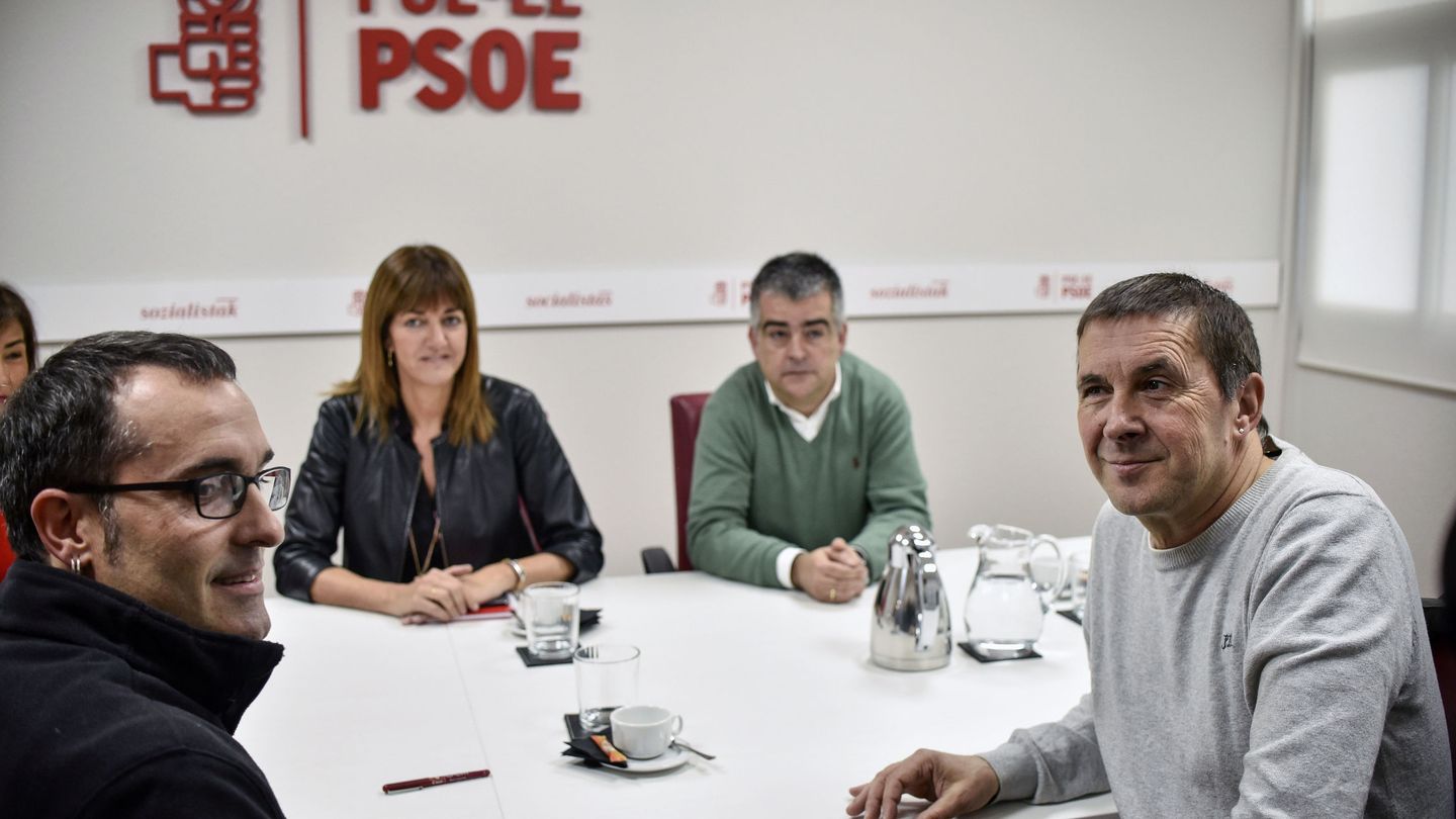 Delegaciones del máximo nivel del PSE-EE y EH Bildu, encabezadas Idoia Mendia y Arnaldo Otegi, durante su reunión el 17 de noviembre de 2016 en la sede central de los socialistas vascos. (EFE)