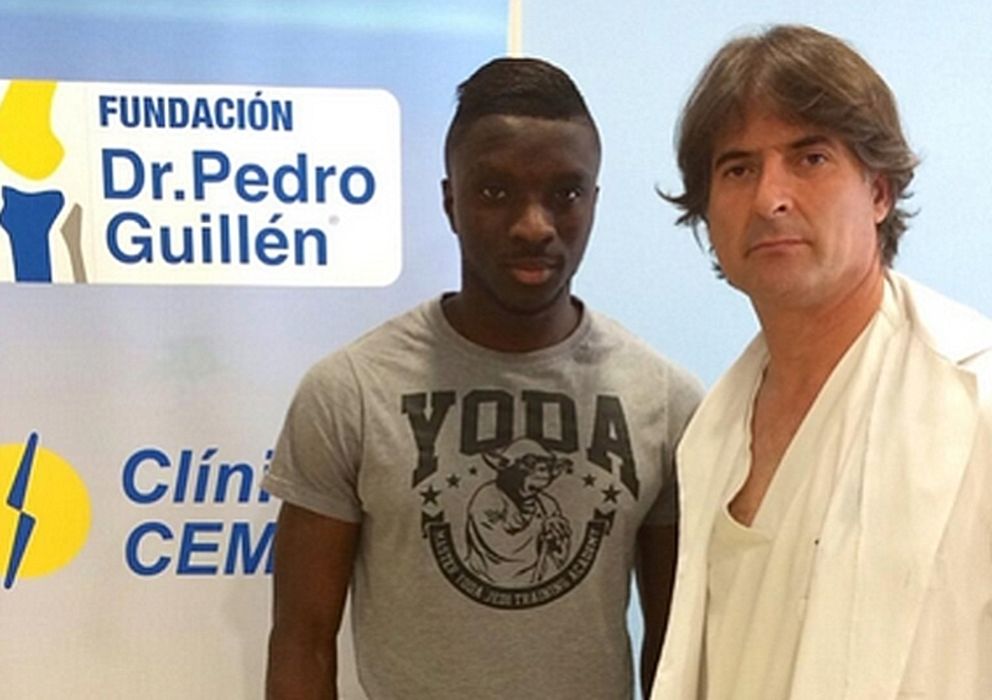 Foto: Yoda junto al Doctor Guillén en la clínica donde pasó el reconocimiento médico. 
