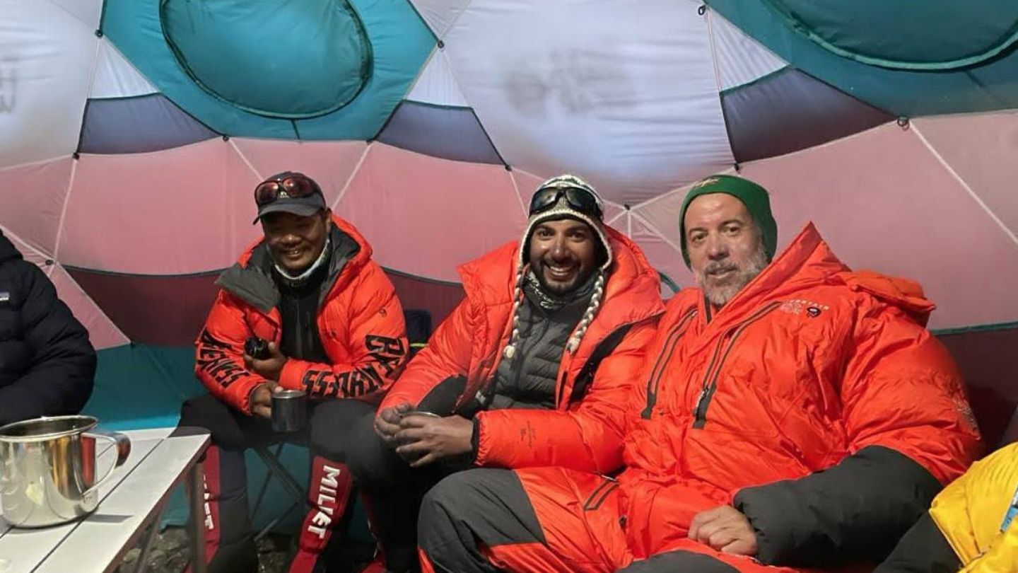 Martin Migueles con el príncipe de Bahréin en el campo base del Everest