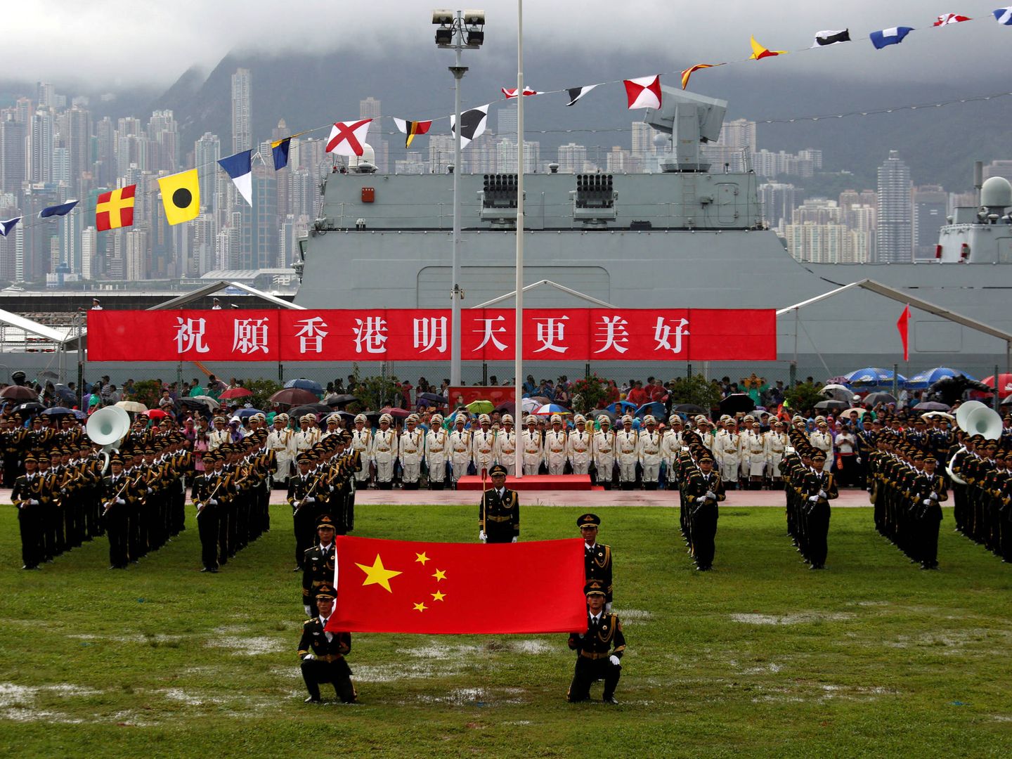 Soldados del Ejército chino durante una ceremonia en una base naval en Hong Kong. (Reuters)