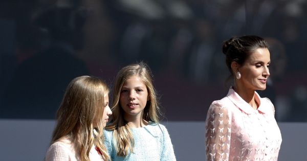 Foto: La reina Letizia y sus hijas, en el Día de la Fiesta Nacional. (EFE)