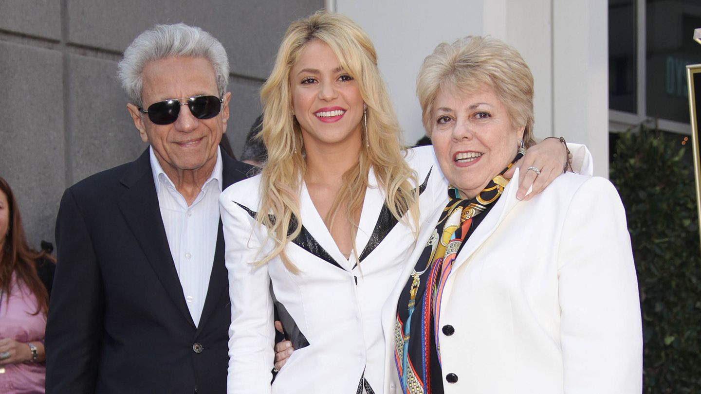 La cantante Shakira, junto a sus padres en una imagen de archivo. (Gtres)