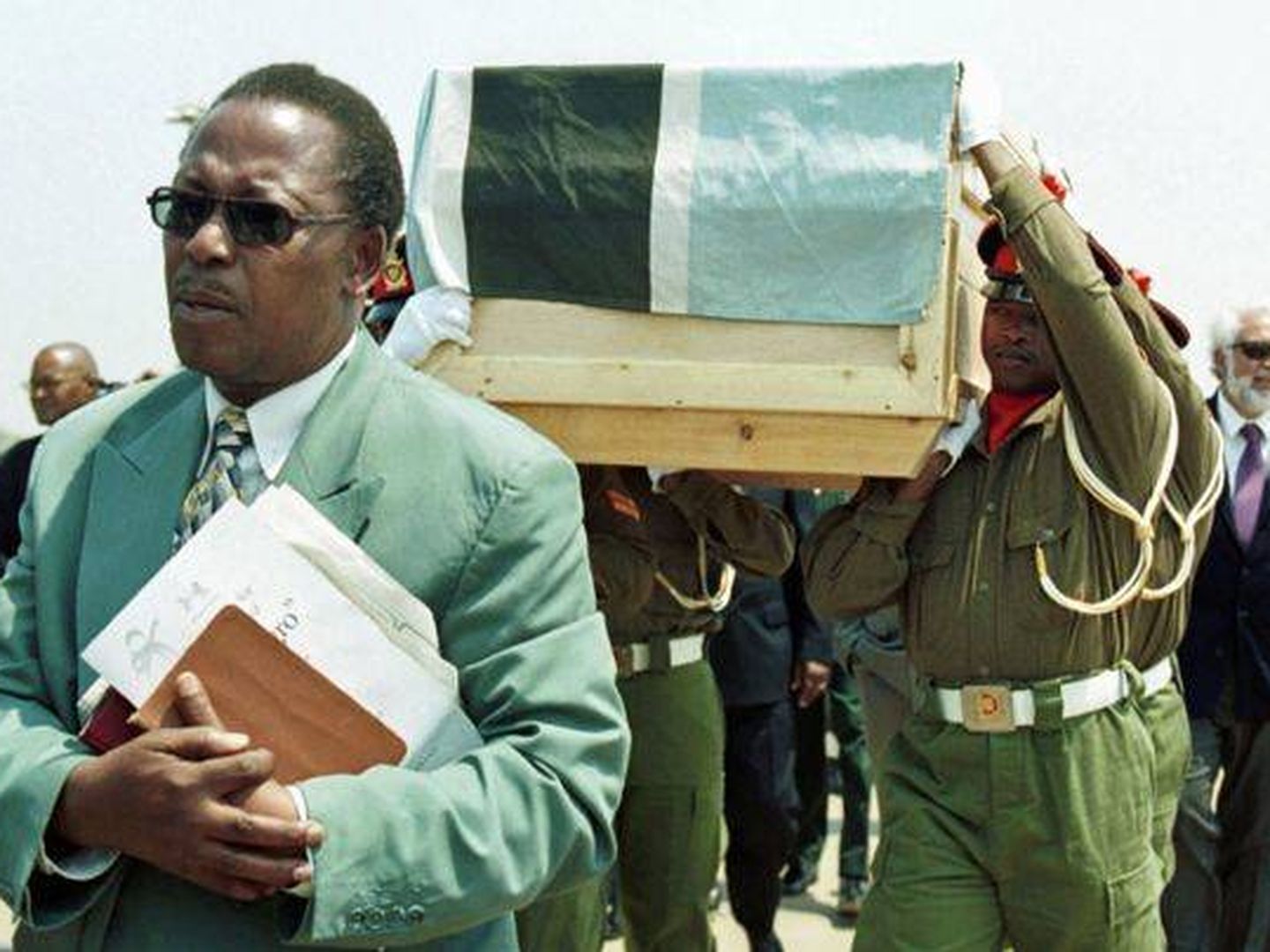 Entierro del Negro de Banyoles en Botsuana en octubre de 2000. (Reuters)