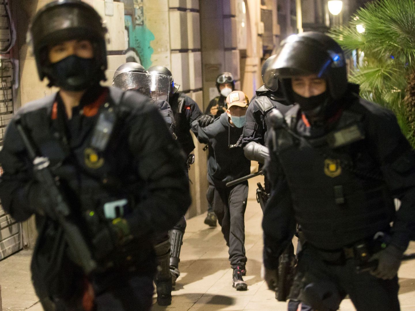 Las fuerzas de seguridad escoltan a un detenido en Barcelona. (EFE)