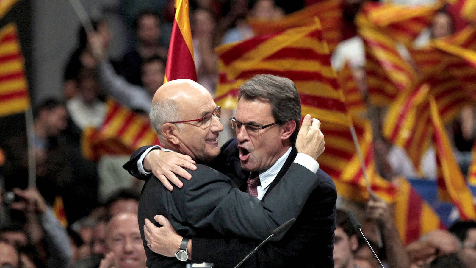 Foto: Josep Antoni Duran Lleida se abraza a Artur Mas. (EFE)