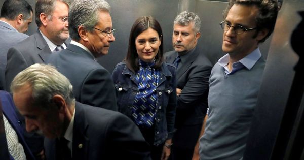 Foto: Carmen Montón, acompada de su equipo y del secretario de Estado de Comunicación, Miguel Ángel Oliver, este 11 de septiembre. (EFE)