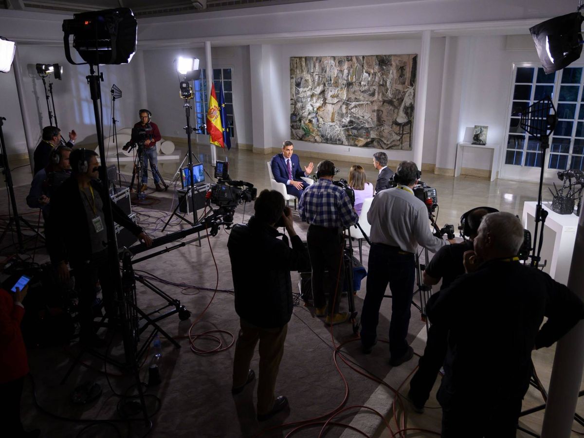 Foto: Pedro Sánchez, durante su entrevista en TVE con Ana Blanco y Carlos Franganillo, en el Palacio de la Moncloa, este 20 de enero. (Borja Puig | Moncloa)