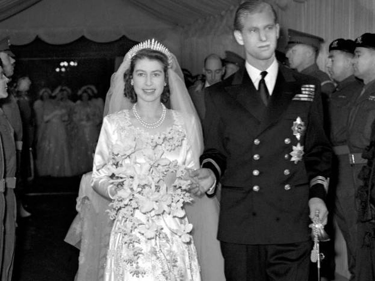 Foto: Isabel II y Felipe de Edimburgo, el día de su boda. (Cordon Press)
