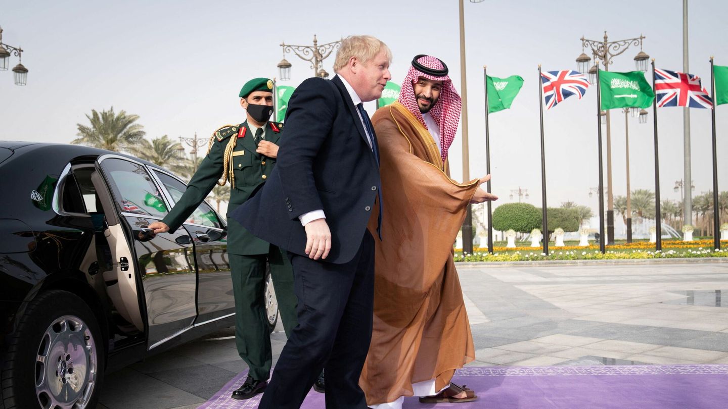Boris Johnson, junto a Mohamed bin Salman, en su visita a Riad. (Reuters)