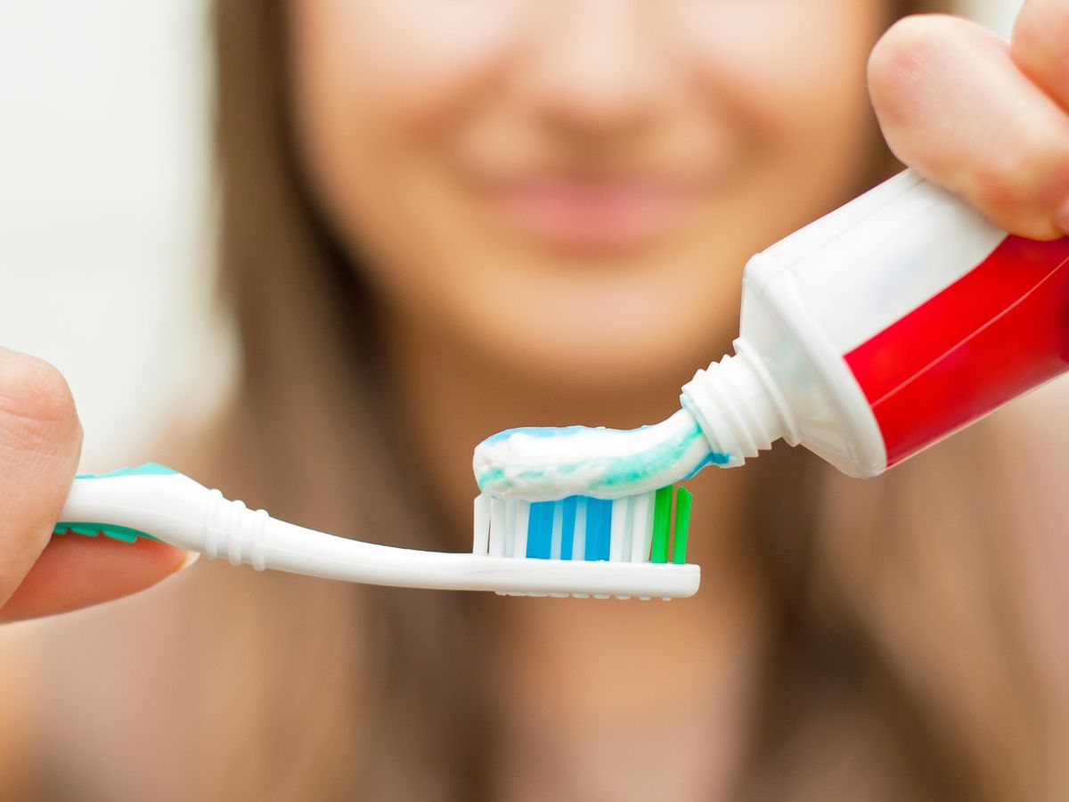 Foto: Los 4 sorprendentes usos de la pasta de dientes para limpiar y desinfectar tu casa (iStock)