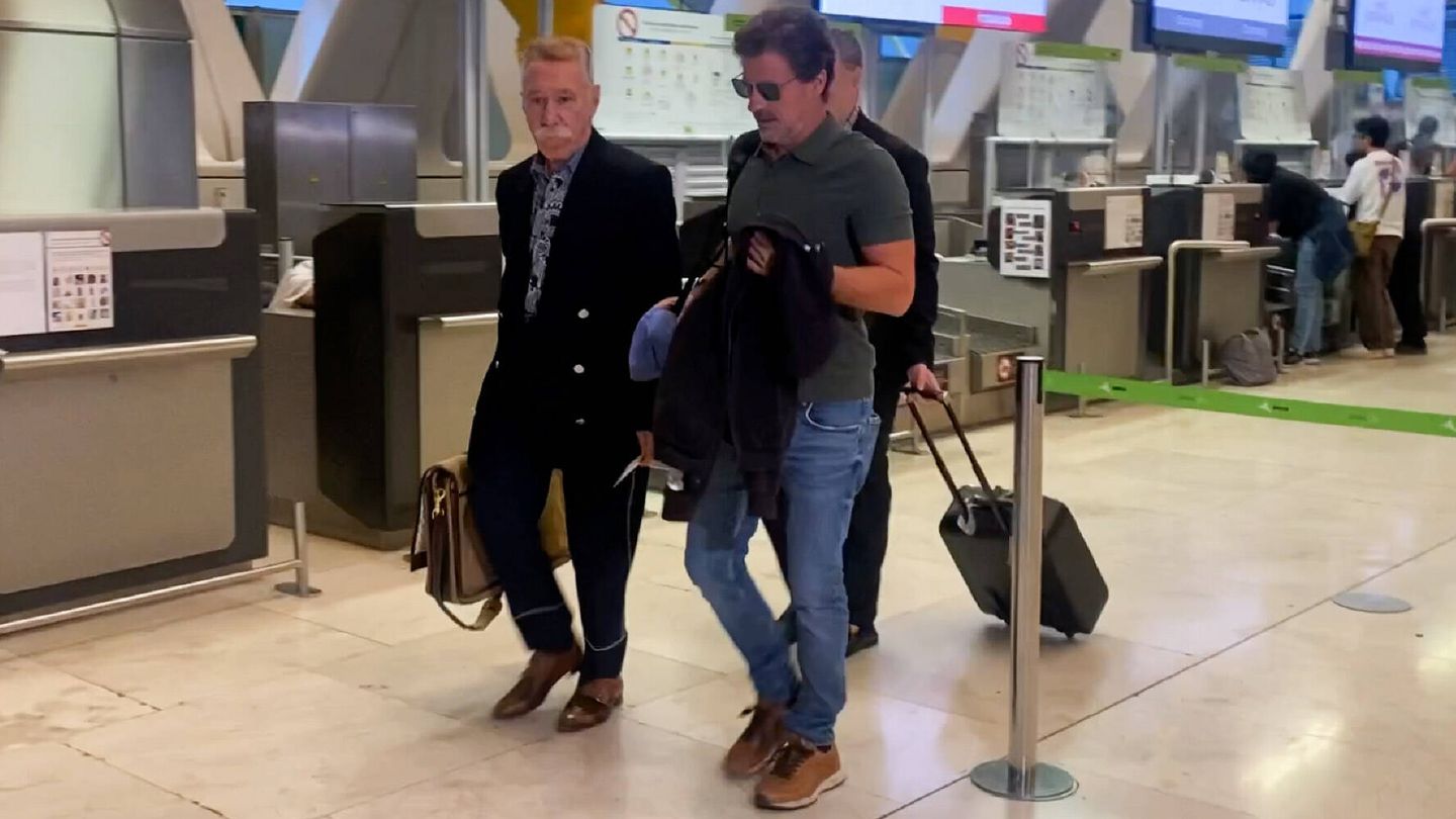 Rodolfo Sancho, junto a su abogado en el aeropuerto. (Gtres)