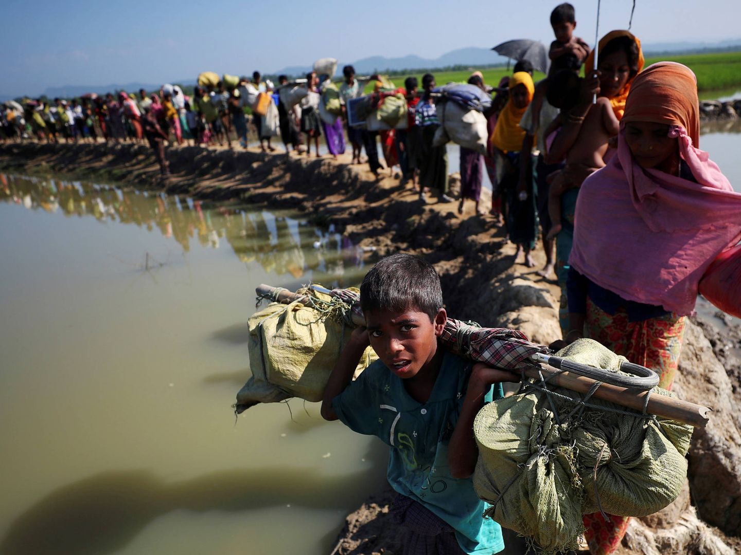 Rohingyas se dirigen a un campamento de refugiados tras cruzar la frontera entre Bangladesh y Birmania | Reuters
