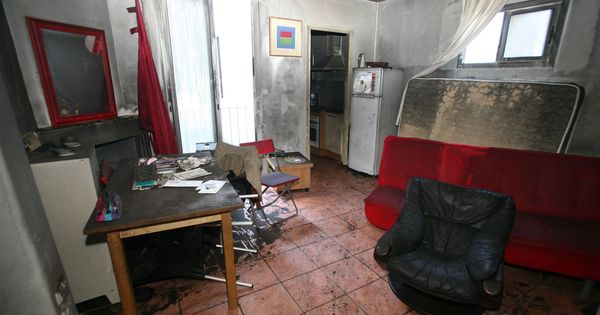Foto: Estado en el que quedó la vivienda de Reus donde falleció una anciana que se alumbraba con velas tras dejar de pagar las facturas energéticas. (EFE)