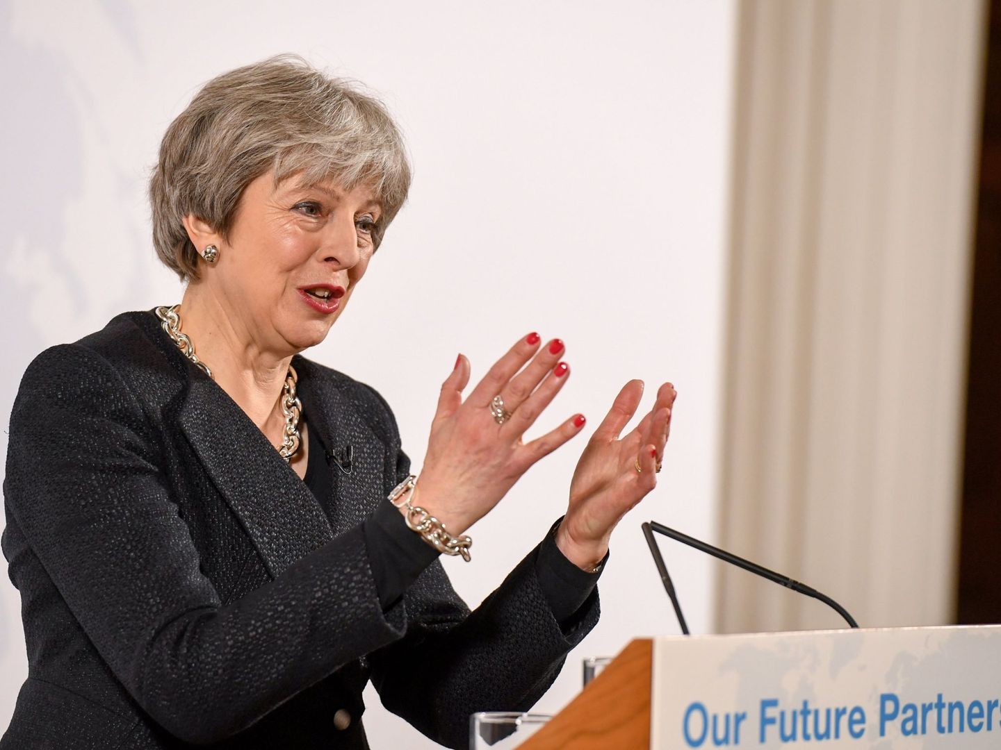 775132134. LONDRES (REINO UNIDO), 02 03 2018.- La primera ministra británica, Theresa May, expresa su posición de cara a la próxima fase de las negociaciones del 'brexit' durante un acto en la Mansion House en Londres, Reino Unido, hoy, 2 de marzo de 2018. May admitió hoy que el Reino Unido entra en un 'momento crucial' de las negociaciones del 'brexit' y aseguró que el acuerdo que se alcance con la UE 'debe respetar el resultado del referéndum' de 2016, en el que los británicos votaron por el 'brexit', y se mostró confiada de conseguir un pacto porque es de 'interés' de ambas partes. EFE  Chris J. Ratcliffe   Pool