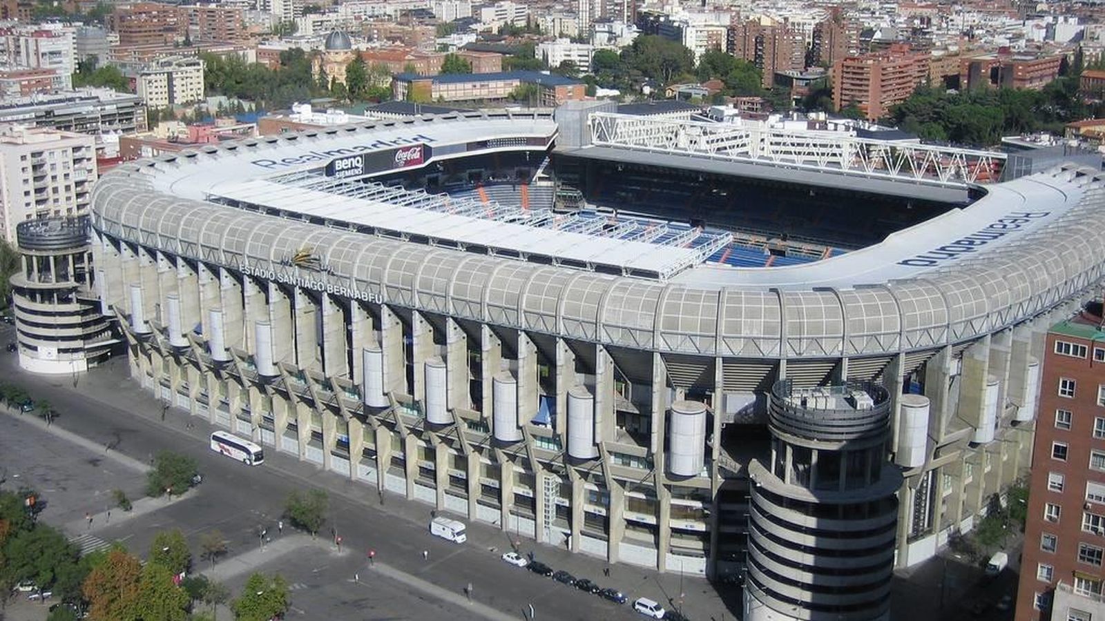 Foto: Vista aérea del estadio Santiago Bernabéu. (EFE)