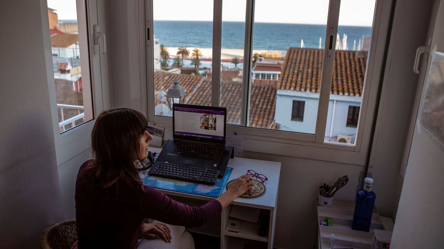 Una mujer trabajando desde casa. Foto: EFE  Enric Fontcuberta