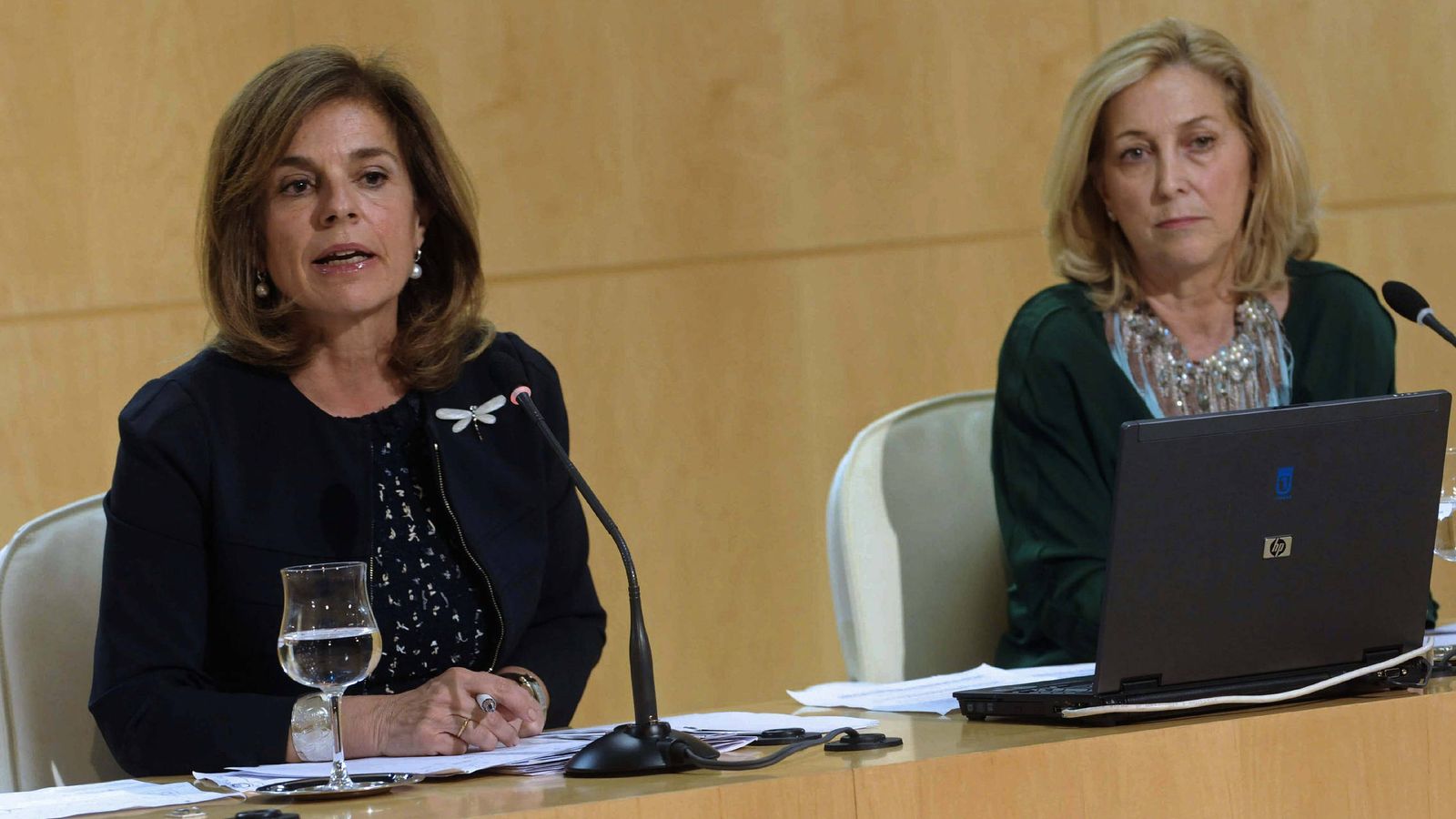 Foto: Concepción Dancausa, nueva delegada del Gobierno en Madrid, junto a Ana Botella (EFE)