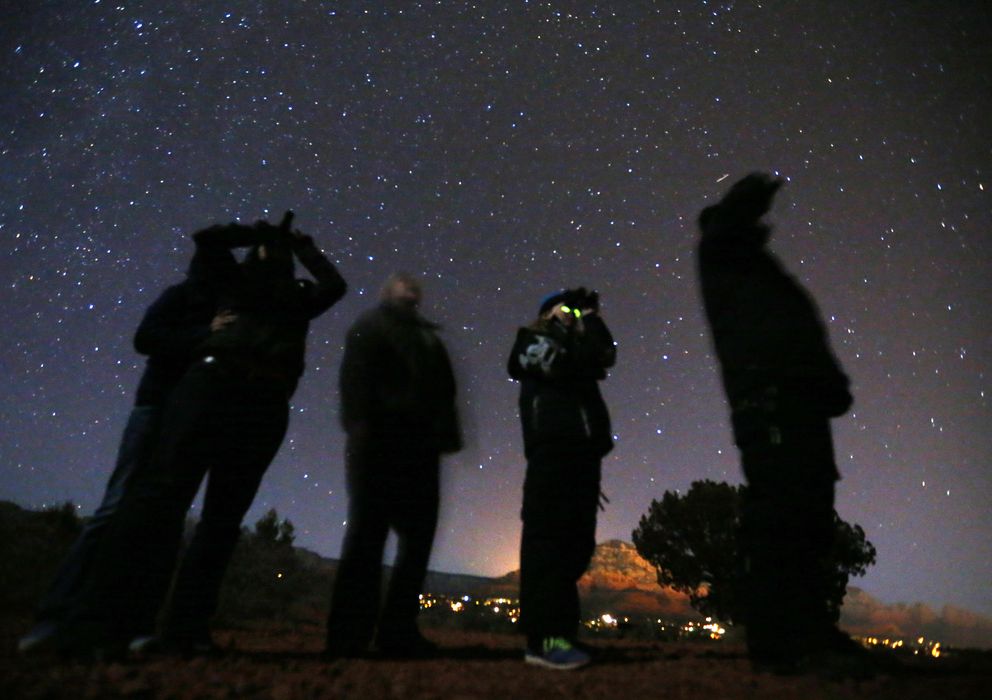 Foto: Un grupo de personas busca objetos voladores no identificados en el desierto de Arizona (Reuters).