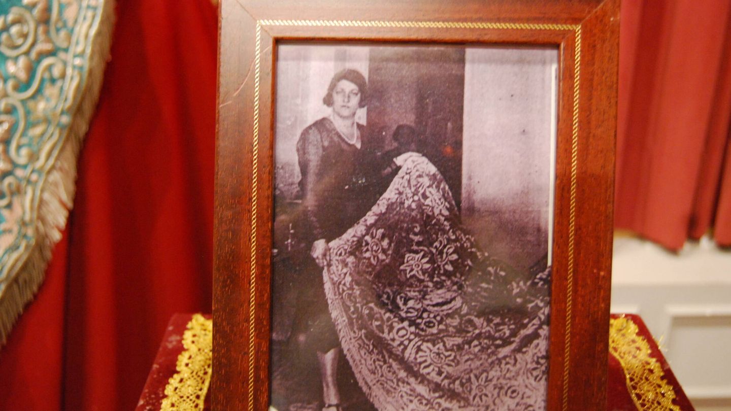 Anita Delgado, con el manto que regaló a la patrona de Málaga. (A.d.G.)