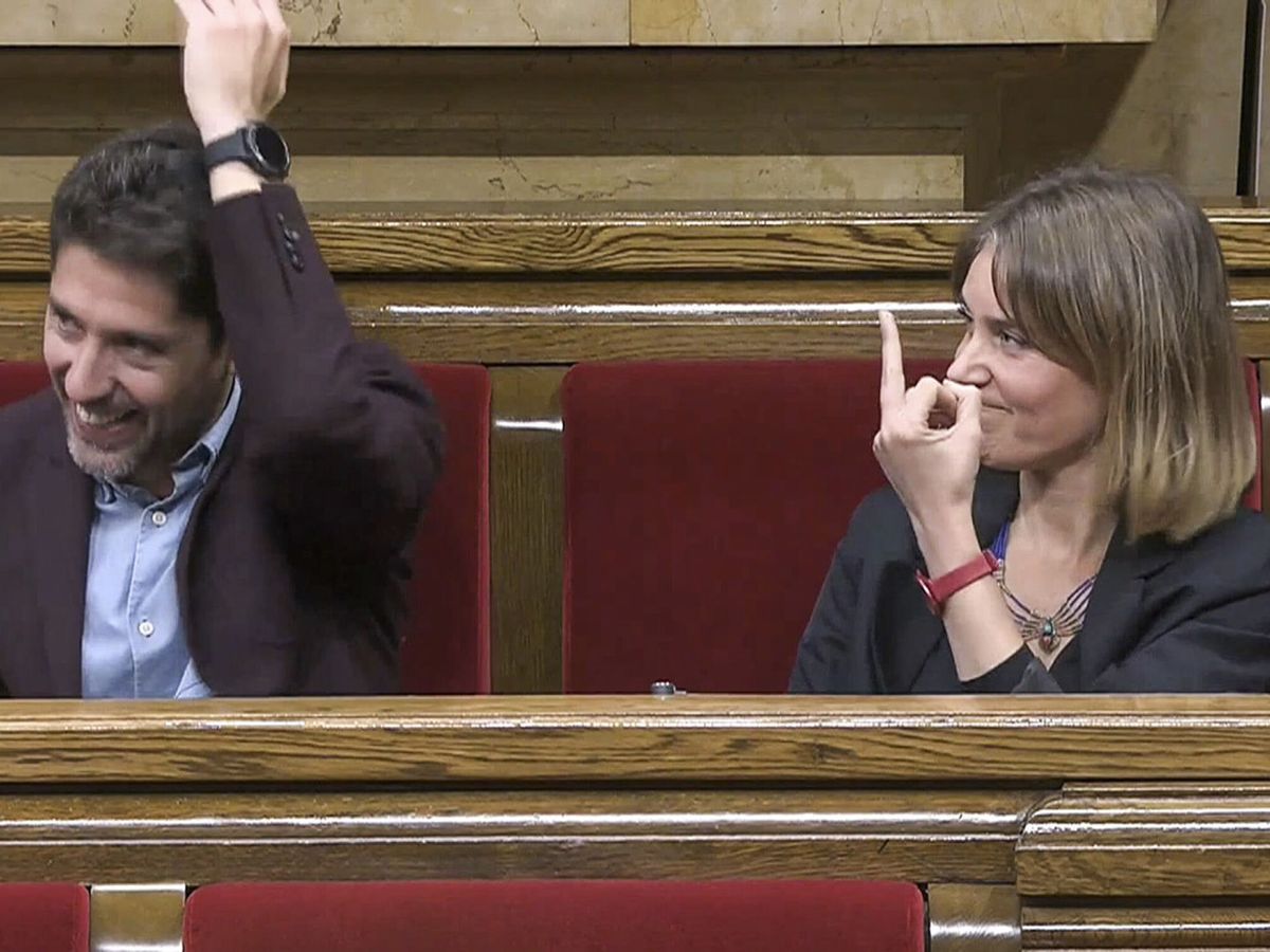 Foto: La peineta que la presidenta del grupo de En Comú Podem en el Parlament, Jéssica Albiach, ha dedicado al jefe de filas de Vox, Ignacio Garriga. (EFE/Captura de vídeo)