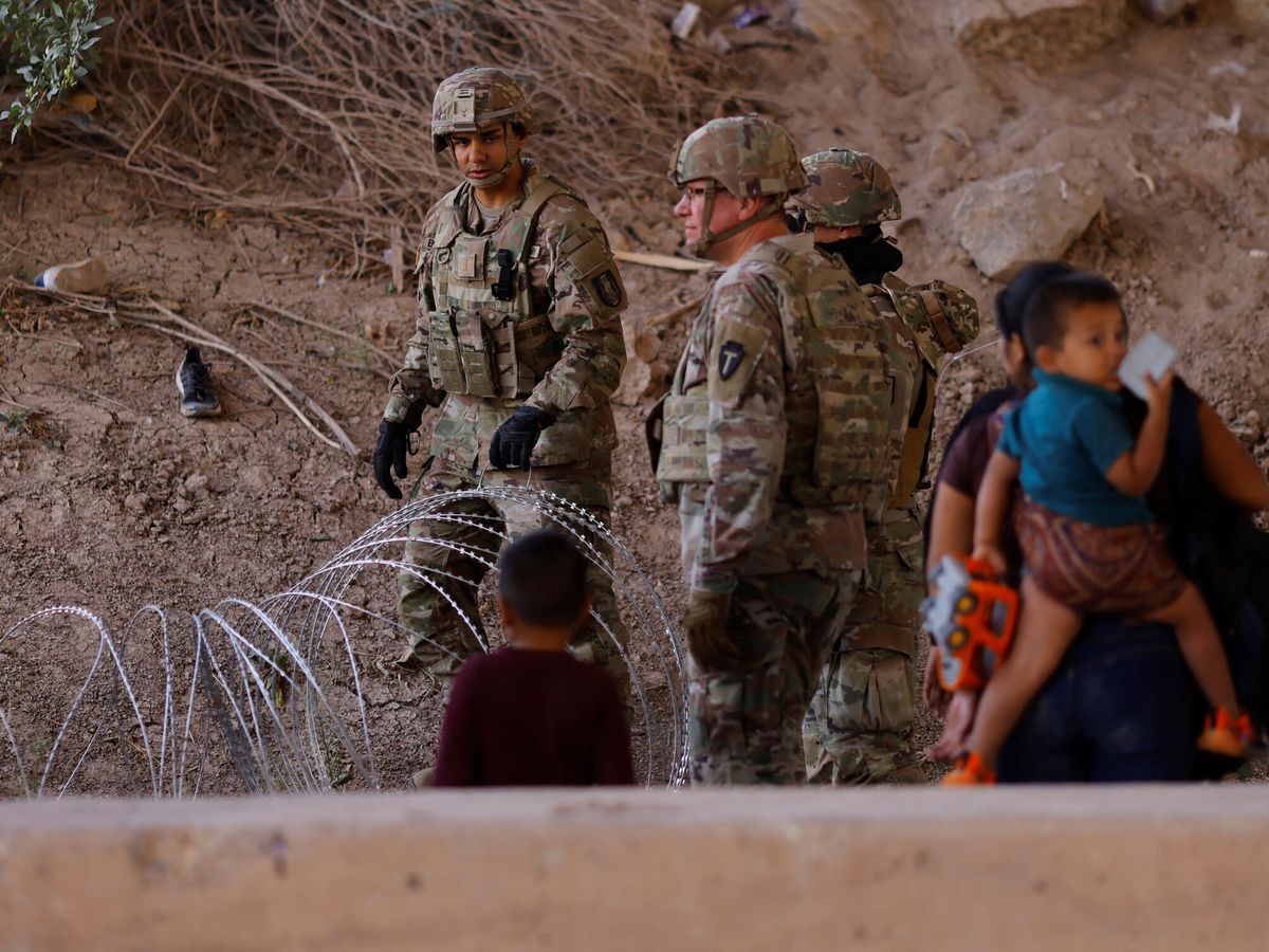 Foto: Miembros de la Guardia Nacional junto con migrantes que han cruzado la frontera cerca de Río Bravo. (Reuters/José Luis González)