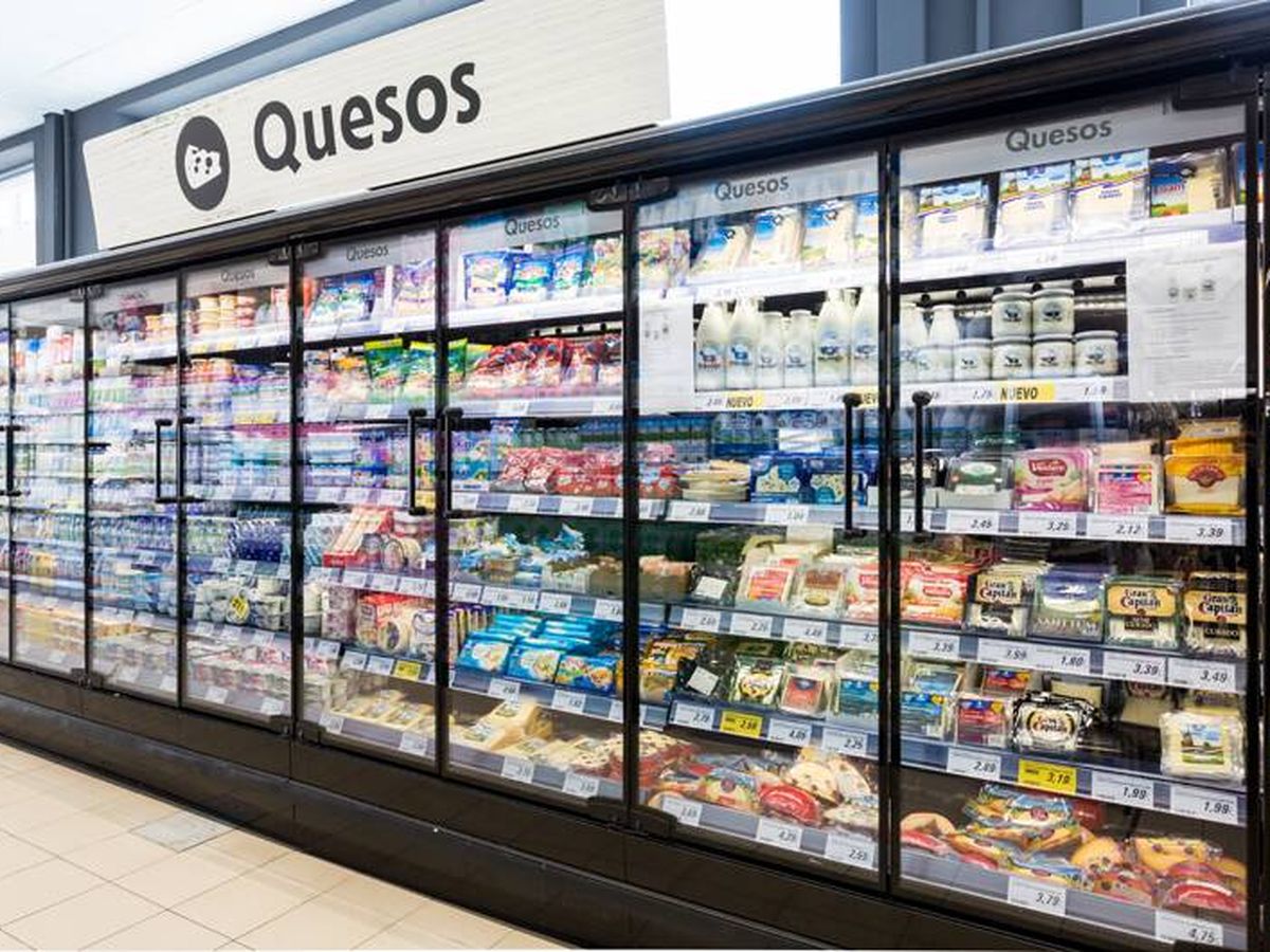 Foto: Estantería refrigerada en un supermercado.