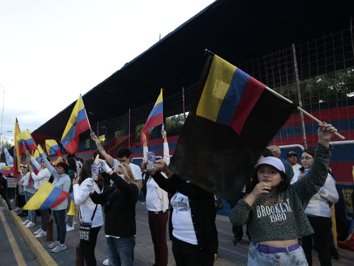 Foto: Simpatizantes de Villavicencio salen a las calles para recordar al candidato. (EFE/Santiago Fernández)