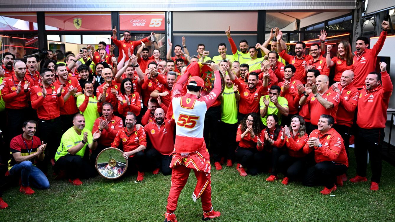 Foto: Carlos Sainz, celebrando la victoria con su equipo. (EFE/Joel Carrett)