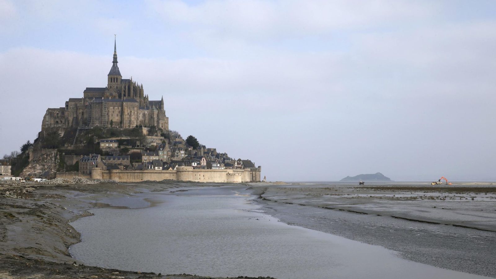 Foto: En pocas horas, el Mont Saint-Michel se verá acorralado por la subida de la marea (Reuters)