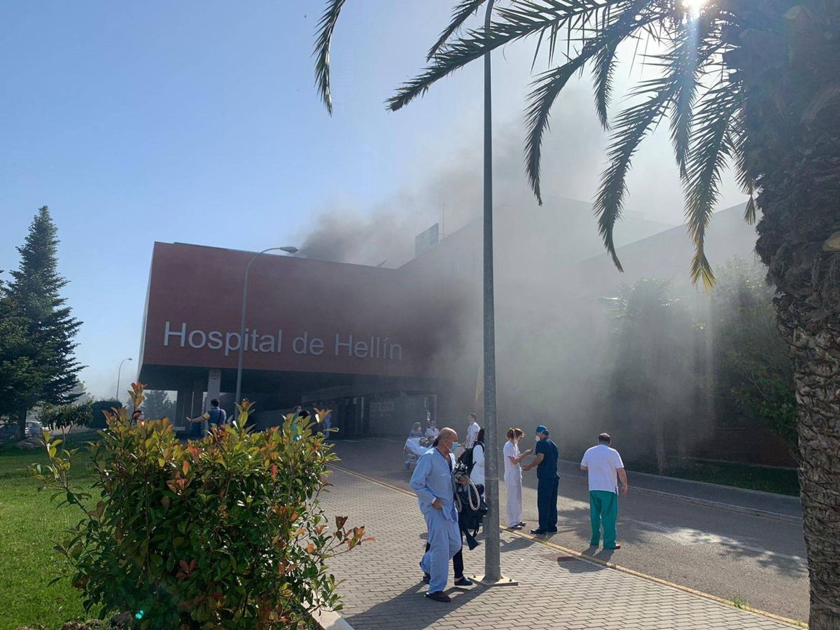 Foto: Desalojan el Hospital de Hellín, con unas 150 personas, por un incendio. EFE