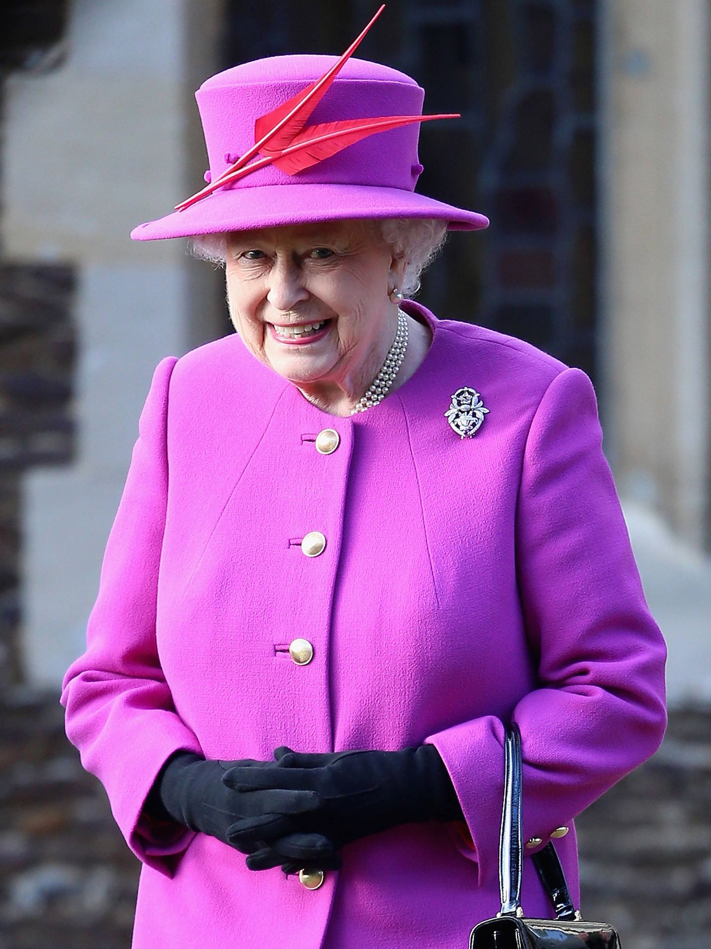 La reina, siempre con las manos entrelazadas. (Getty)