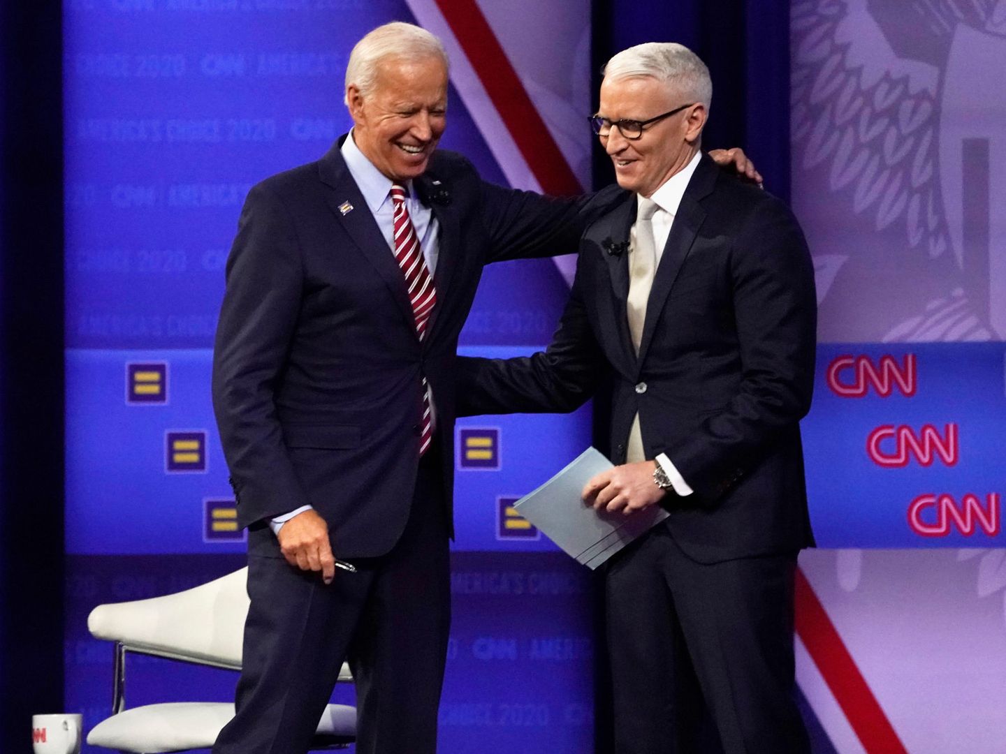 Anderson Cooper, con el candidato demócrata Joe Biden. (Reuters)
