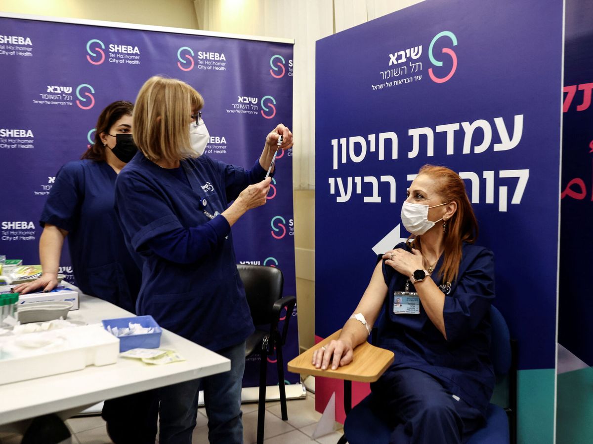 Foto: Una trabajadora médica recibe la cuarta dosis de la vacuna en Israel. (Reuters/Ronen Zvulun)