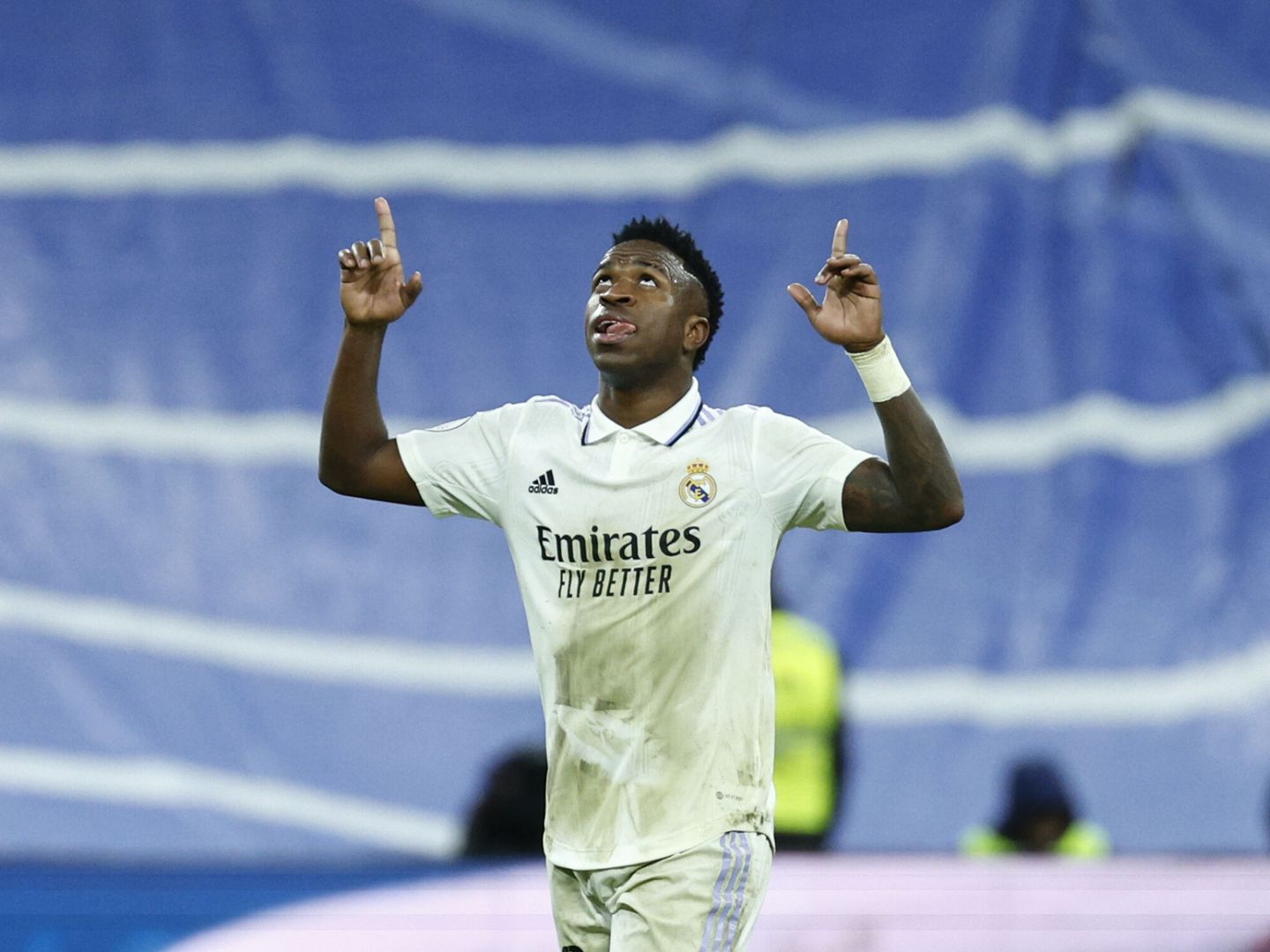 Vinícius celebra un gol en el Bernabéu mirando al cielo. (EFE/Rodrigo Jiménez)