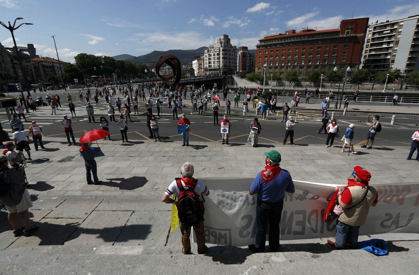 Los pensionistas guardan este lunes en Bilbao un minuto de silencio por las víctimas del covid-19, tras retomar sus protestas. (EFE)